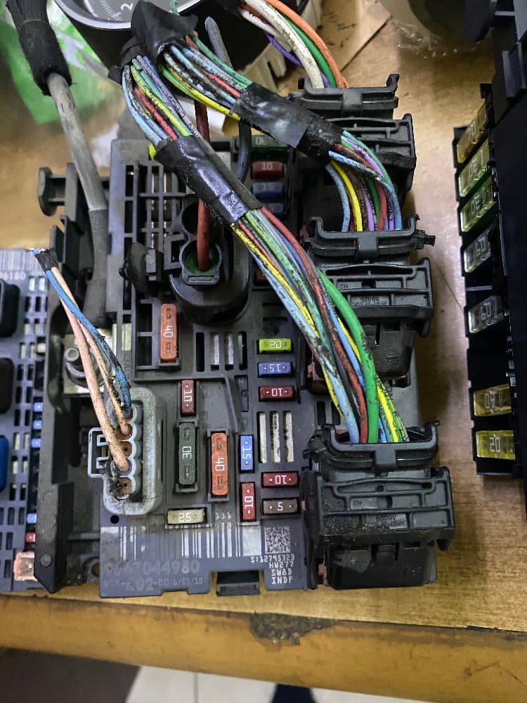 Peugeot R02 Fuse Block