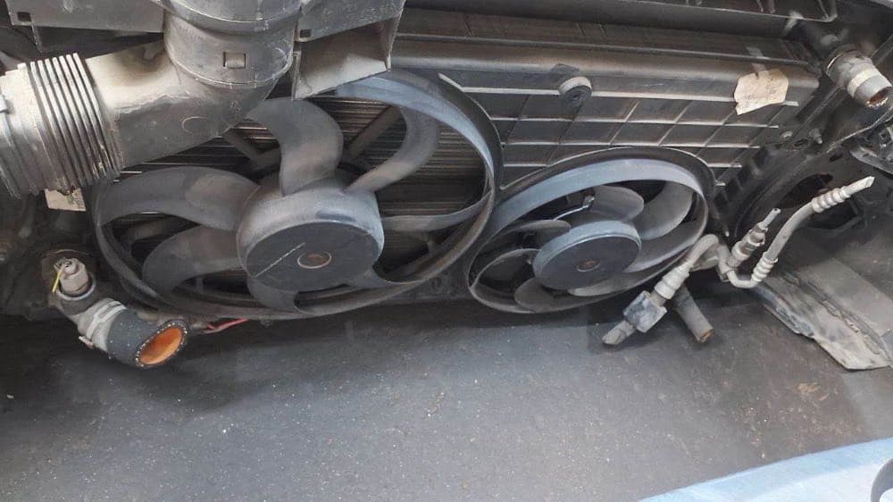 Nose cut Volkswagen Golf used in Sharjah — photo 6