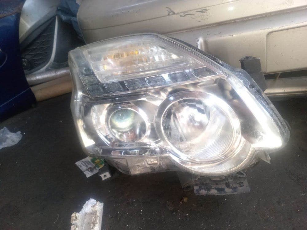 Headlights Nissan X-Trail