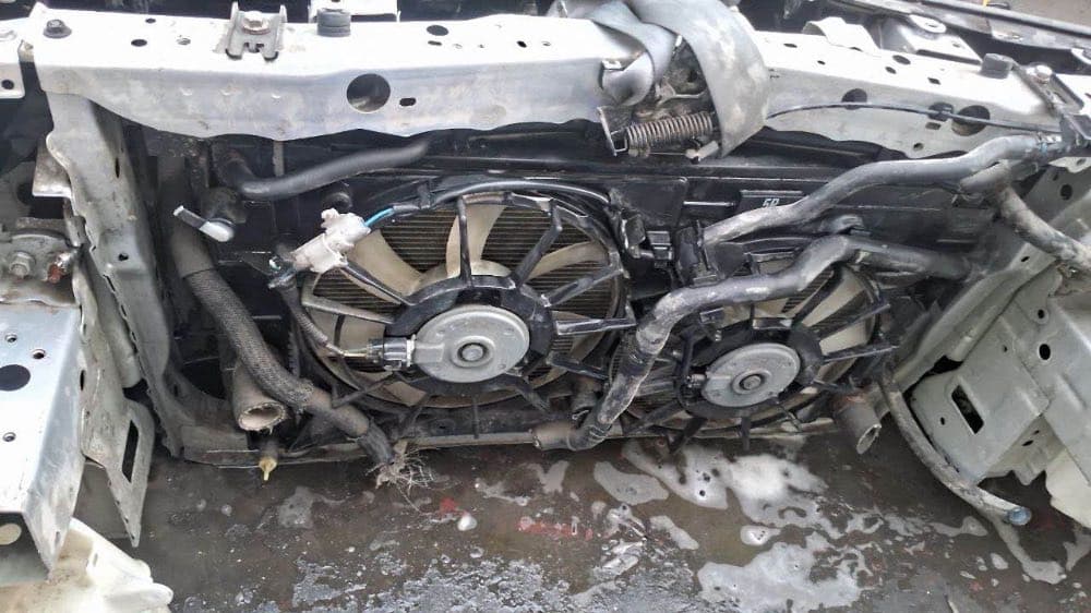 Nose cut Toyota Prius used in Sharjah — photo 7