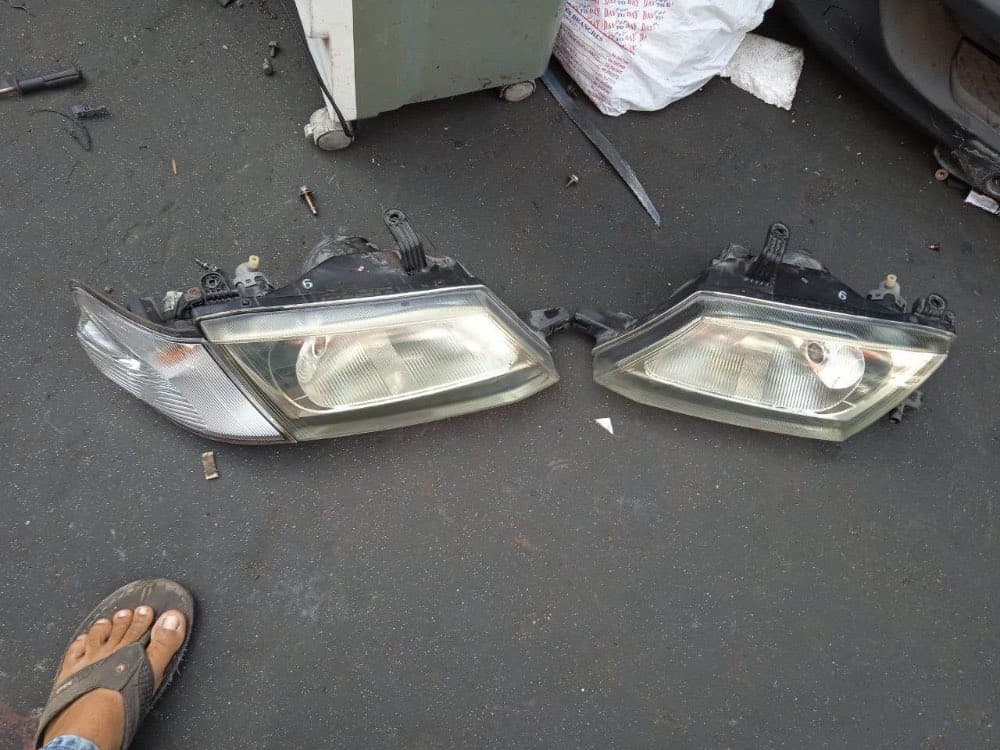 Headlights Nissan Wingroad