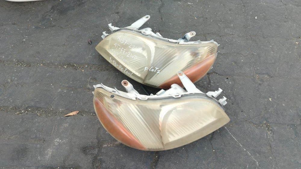 Headlights Toyota Platz used in Sharjah — photo 2