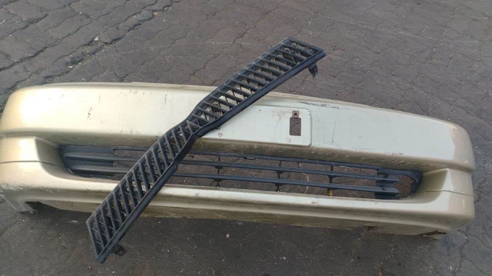 Bumper + Grille Toyota Platz