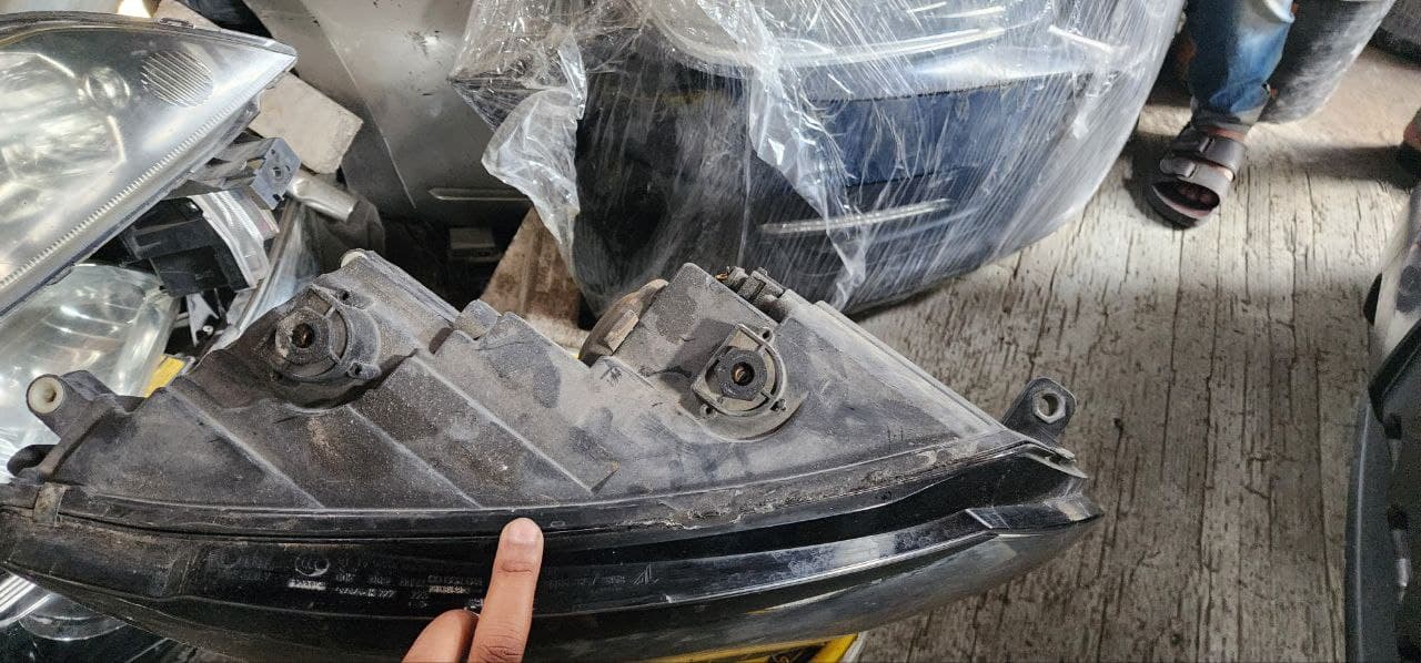 Headlights Volkswagen Touran used in Sharjah — photo 5