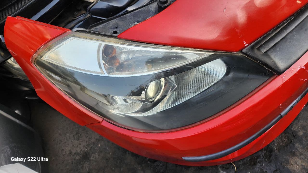 Nose cut Renault Clio used in Sharjah — photo 5