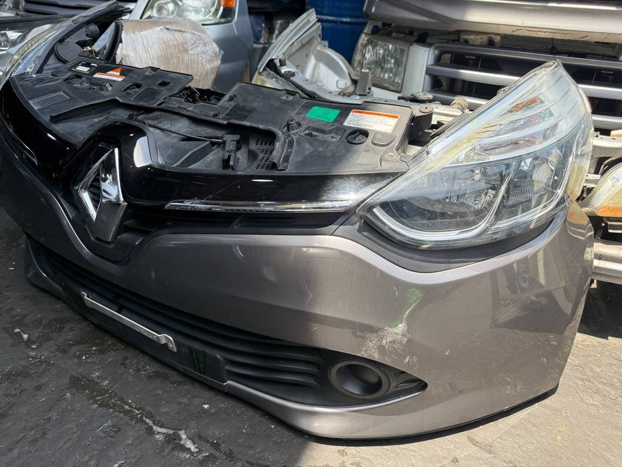 Nose cut + Hood Renault used in Sharjah — photo 2
