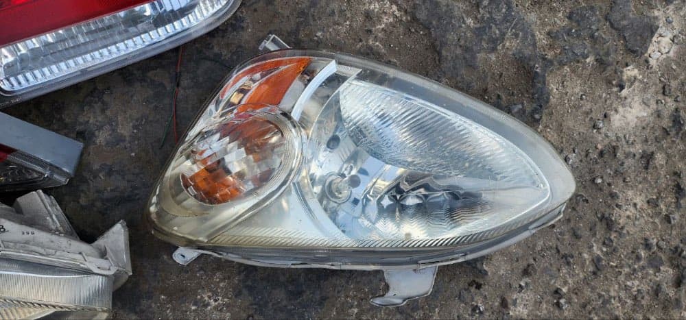 Headlights + Tail lights Toyota Platz used in Sharjah — photo 2