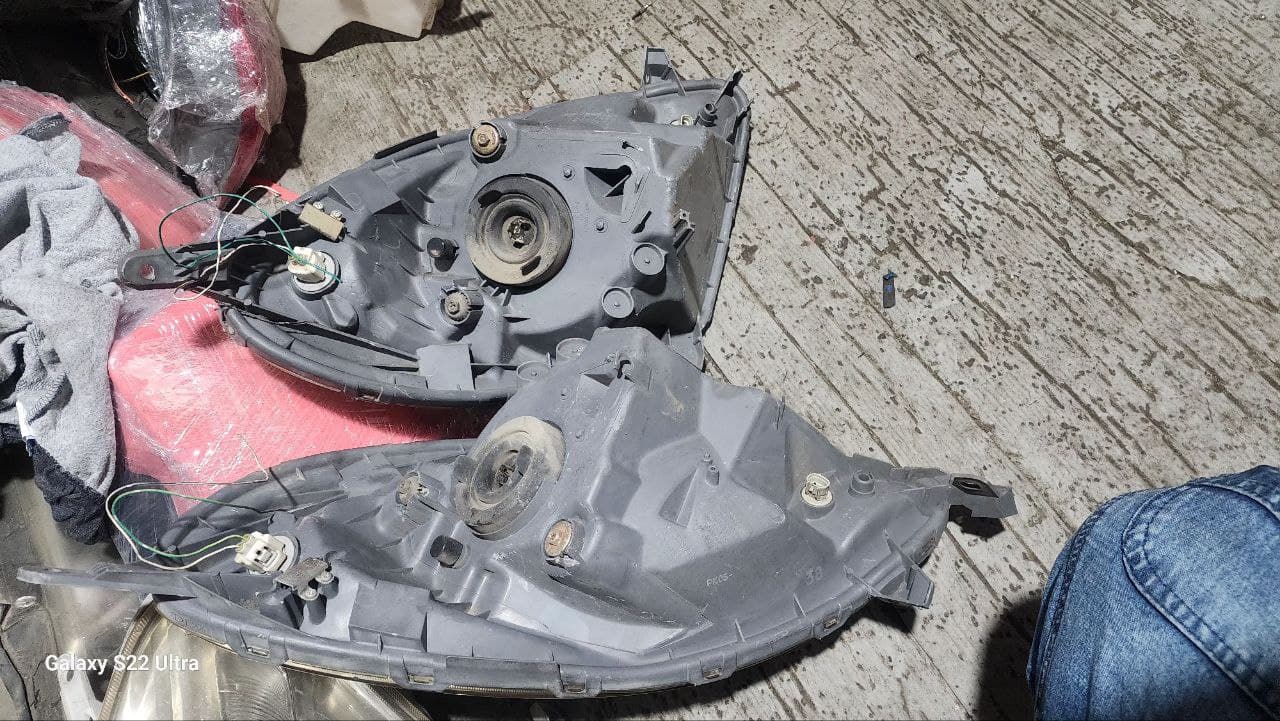 Headlights Toyota Funcargo used in Sharjah — photo 2
