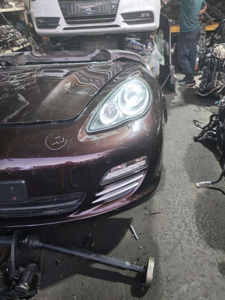 Nose cut Porsche Panamera used in Sharjah — photo 4
