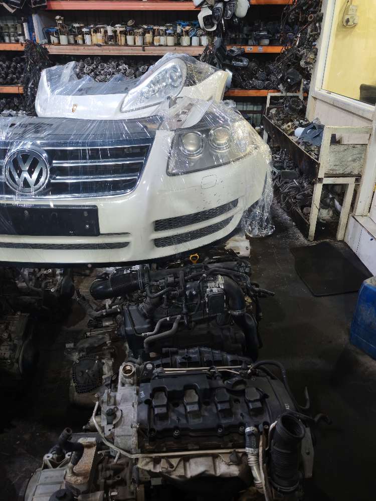 Nose cut Volkswagen Touareg used in Sharjah — photo 2