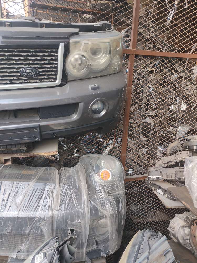 Nose cut Land Rover used in Sharjah — photo 4